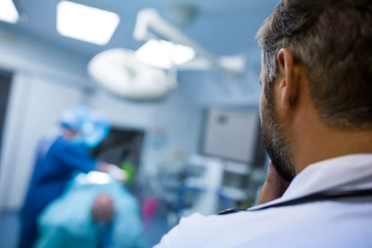 ביצוע של ניתוח בחדר ניתוח